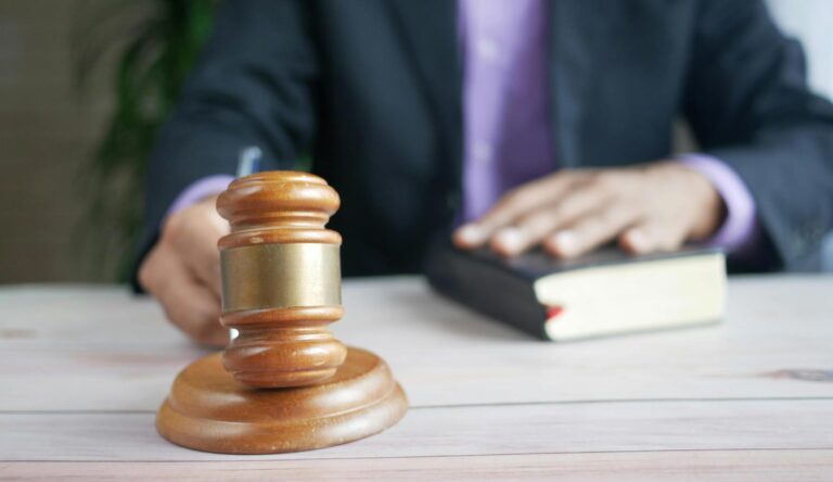 Avocat drept penal: ce trebuie să știi dacă ești implicat &icirc;ntr-un dosar penal